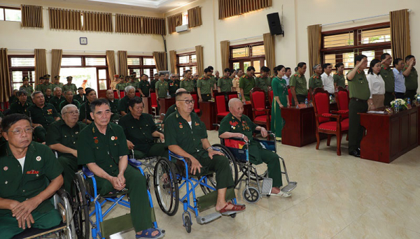 Thứ trưởng Lê Quốc Hùng thăm, tặng quà 2 Trung tâm Điều dưỡng thương binh tại Hà Nam -0