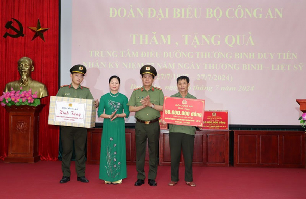Thứ trưởng Lê Quốc Hùng thăm, tặng quà 2 Trung tâm Điều dưỡng thương binh tại Hà Nam -0