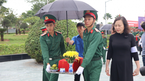 Truy điệu, an táng 106 hài cốt liệt sĩ Quân tình nguyện Việt Nam hy sinh ở Campuchia  -0
