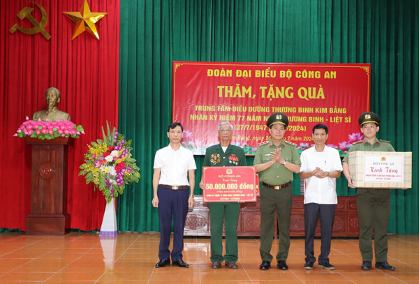 Thứ trưởng Lê Quốc Hùng thăm, tặng quà 2 Trung tâm Điều dưỡng thương binh tại Hà Nam -1