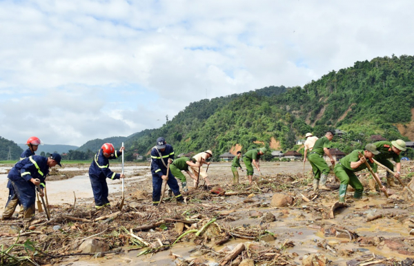 Nỗ lực tìm kiếm người dân mất tích sau trận lũ tại xã Mường Pồn -1