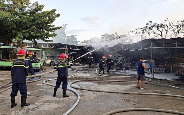 Hàng chục ôtô điện tại Hội An bị cháy trơ khung -0