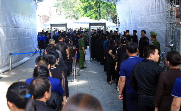 Ngày Quốc tang thứ hai, người dân vẫn xếp hàng dài viếng Tổng Bí thư Nguyễn Phú Trọng -1