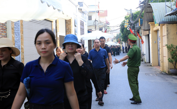 Ngày Quốc tang thứ hai, người dân vẫn xếp hàng dài viếng Tổng Bí thư Nguyễn Phú Trọng -2