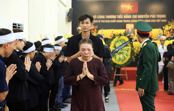 Ngày Quốc tang thứ hai, người dân vẫn xếp hàng dài viếng Tổng Bí thư Nguyễn Phú Trọng -3