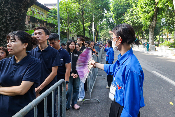 Ngày Quốc tang thứ hai, người dân vẫn xếp hàng dài viếng Tổng Bí thư Nguyễn Phú Trọng -1