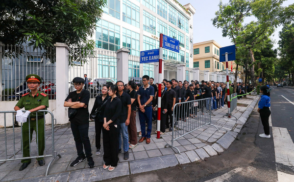 Ngày Quốc tang thứ hai, người dân vẫn xếp hàng dài viếng Tổng Bí thư Nguyễn Phú Trọng -2