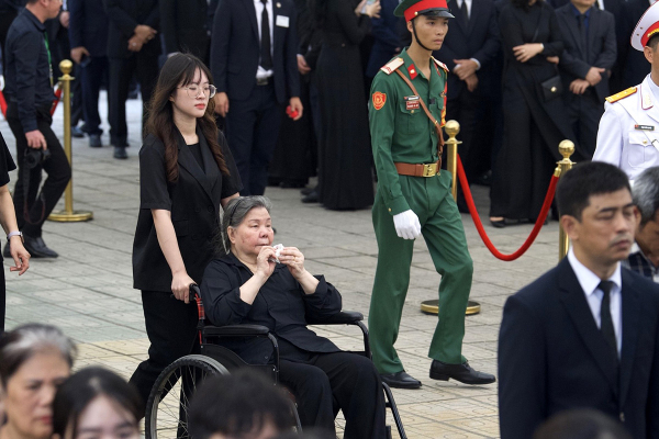 Ngày Quốc tang thứ hai, người dân vẫn xếp hàng dài viếng Tổng Bí thư Nguyễn Phú Trọng -4