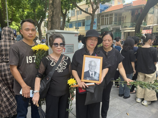 Hàng nghìn người dân đứng bên đường chờ đưa tang Tổng Bí thư Nguyễn Phú Trọng  -0