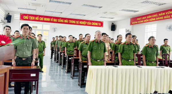 Người dân Sóc Trăng theo dõi lễ truy điệu và an táng Tổng Bí thư Nguyễn Phú Trọng qua truyền hình  -2