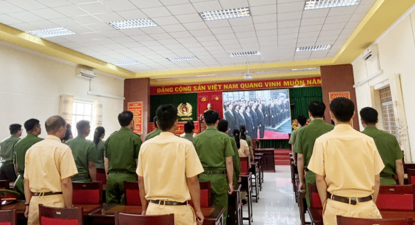 Người dân Sóc Trăng theo dõi lễ truy điệu và an táng Tổng Bí thư Nguyễn Phú Trọng qua truyền hình  -4