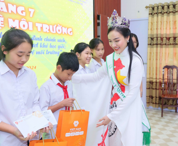 Hoa hậu Phan Kim Oanh và top 5 Mrs Earth Vietnam lan toả hành động đẹp dịp 27/7 -0