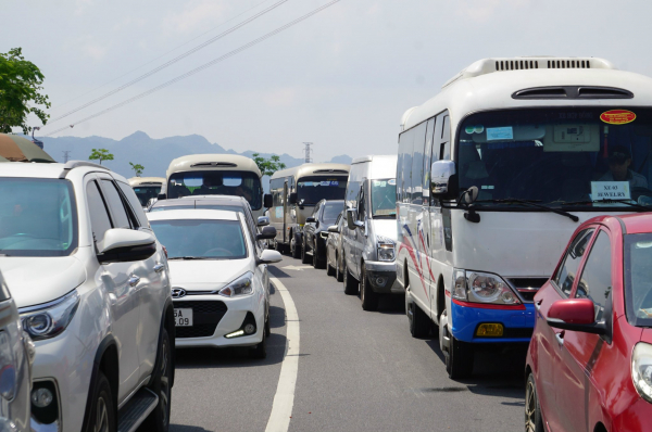 Du khách chờ nửa ngày vì thiếu phà, đường ra Cát Bà tắc cả hai chiều -0