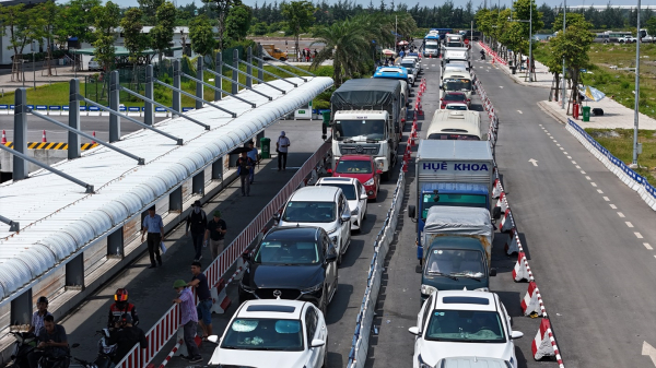 Du khách đi du lịch Cát Bà 