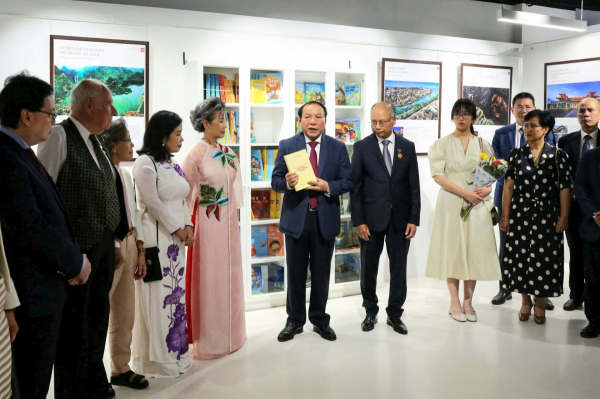 Valuable books by Vietnamese Party leader presented to French cultural workers -0