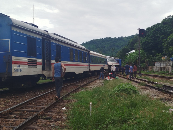 Tàu sắt Bắc - Nam chở khách trật bánh 2 toa khi vào khu gian ga Lăng Cô -0