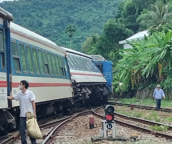 Tàu sắt Bắc - Nam chở khách trật bánh 2 toa khi vào khu gian ga Lăng Cô -0