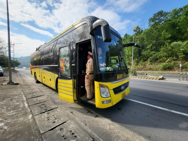 Đà Nẵng: Trích xuất giám sát hành trình “lộ” loạt xe khách của doanh nghiệp vận tải du lịch quá tốc độ liên tiếp nhiều lần -0