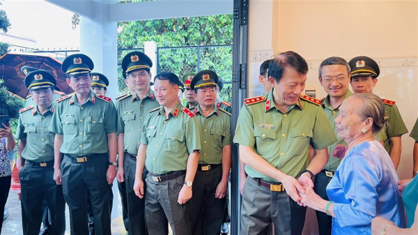 Minister Luong Tam Quang visits policy beneficiary families in Tay Ninh -0