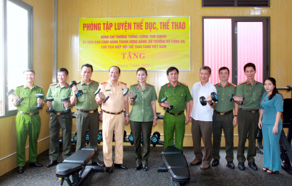 Trao Phòng tập thể dục, thể thao của Bộ trưởng Lương Tam Quang tặng Công an tỉnh Bắc Kạn -0