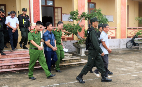 Ký hơn 200 hợp đồng trái pháp luật, 3 nguyên lãnh đạo xã bị khởi tố -0