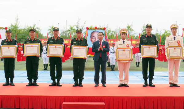 Trung đoàn Cảnh sát cơ động Trung Bộ đón nhận Huân chương Chiến công hạng Ba -0