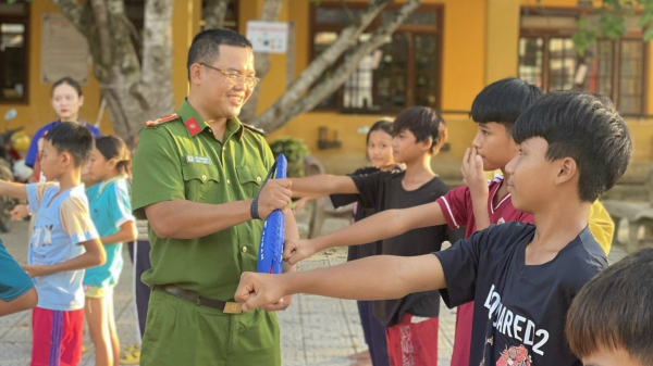 Police officers teach local children martial arts in Thua Thien Hue border area -0