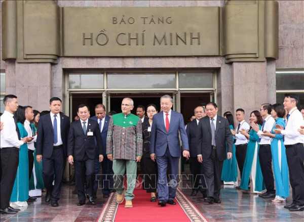 Chủ tịch nước cùng Tổng thống Timor-Leste thăm Bảo tàng Hồ Chí Minh -0