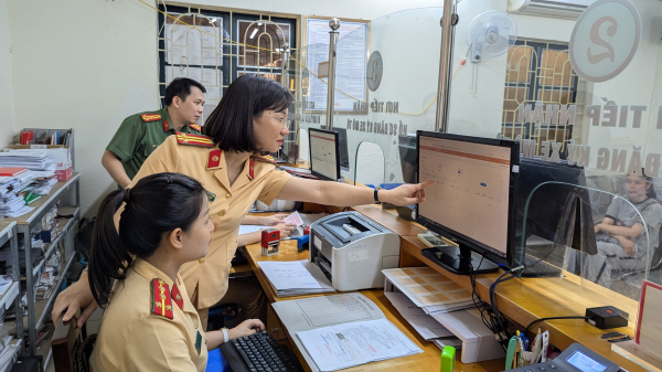 Ngày đầu triển khai ký xe lần đầu bằng dịch vụ công trực tuyến toàn trình: Thuận tiện, dễ dàng -0