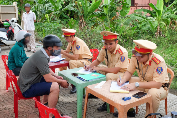 Ngày đầu ra quân tổng kiểm soát, CSGT tỉnh Quảng Trị xử phạt hàng trăm vi phạm -0