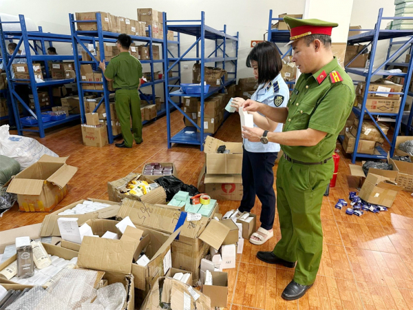 Bắc Giang: Phát hiện kho mỹ phẩm nhập lậu tiền tỷ -0
