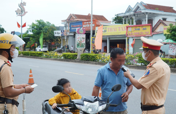 Ngày đầu ra quân tổng kiểm soát, CSGT tỉnh Quảng Trị xử phạt hàng trăm vi phạm -0