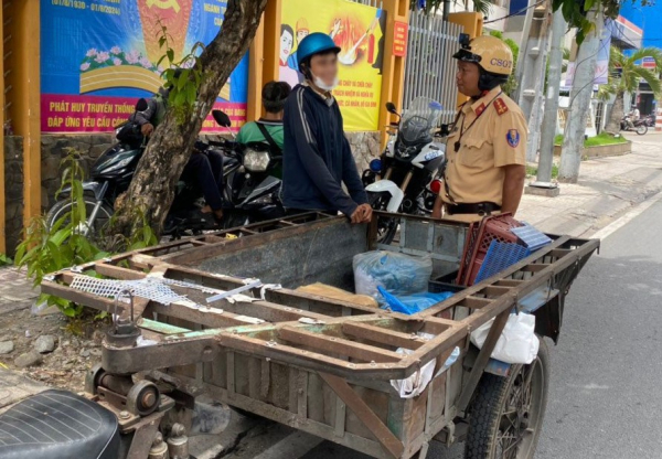 Tôi biết đi xe này là sai nhưng…mưu sinh mà -0