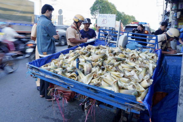 Tôi biết đi xe này là sai nhưng…mưu sinh mà -0