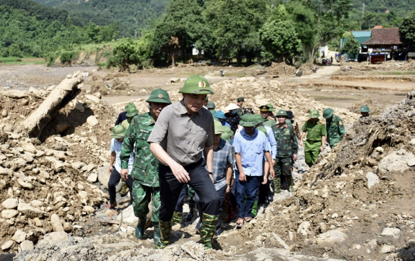 Phó Thủ tướng Trần Lưu Quang thăm hỏi người dân vùng lũ xã Mường Pồn -0