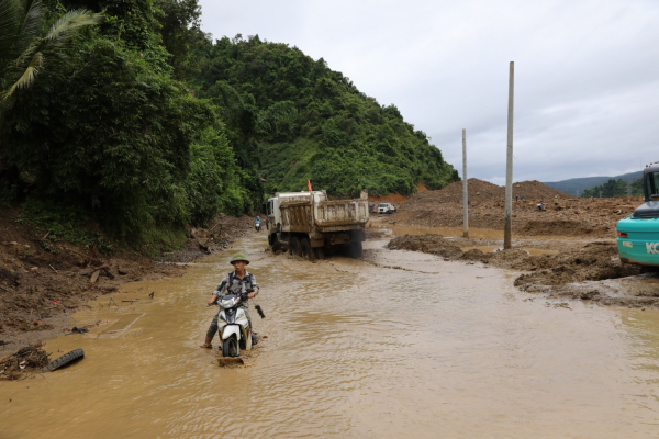 Petrovietnam thăm hỏi, hỗ trợ người dân Sơn La và Điện Biên khắc phục hậu quả mưa lũ -0