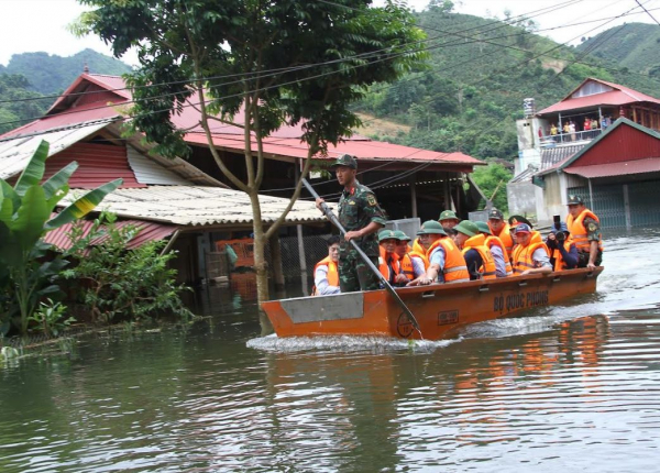 Phó Thủ tướng Lê Thành Long thăm nhân dân vùng ngập tại Sơn La -0