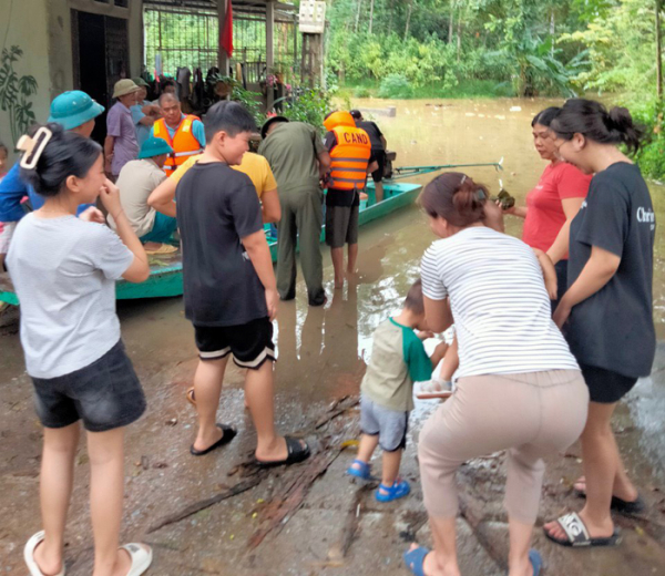 Công an Lào Cai giúp nhân dân di chuyển đến nơi an toàn do thủy điện xả lũ -0