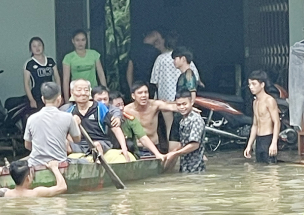 Công an Lào Cai giúp nhân dân di chuyển đến nơi an toàn do thủy điện xả lũ -0