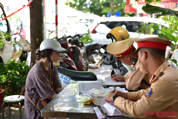 Xử phạt hàng loạt tài xế xe máy chạy vào cao tốc Đại lộ Thăng Long -0