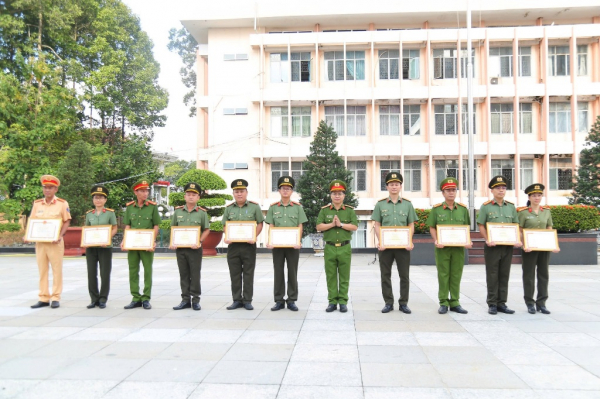 Bộ Công an khen thưởng các đơn vị khám phá  2 đường dây mua bán súng -0