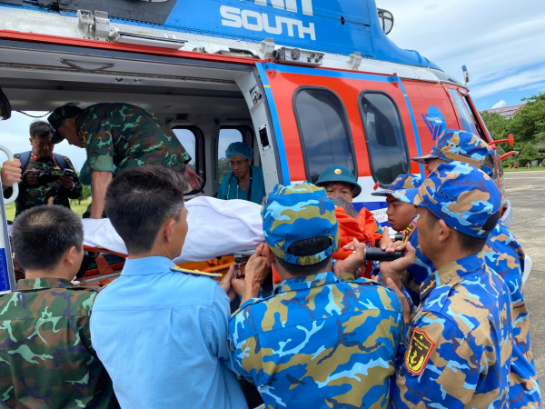 Điều trực thăng bay ra Trường Sa đưa ngư dân chấn thương sọ não về đất liền điều trị -0