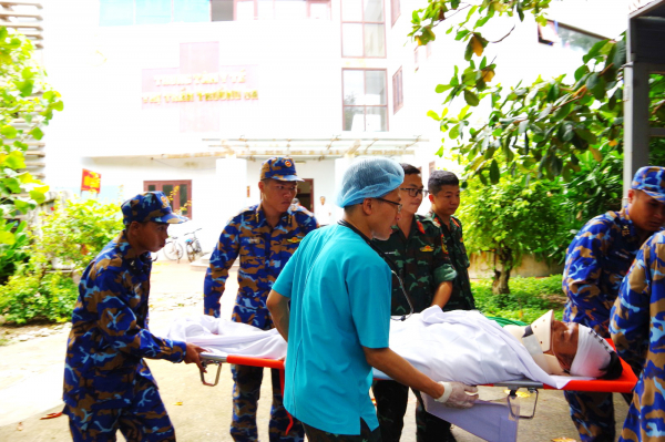 Điều trực thăng bay ra Trường Sa đưa ngư dân chấn thương sọ não về đất liền điều trị -0