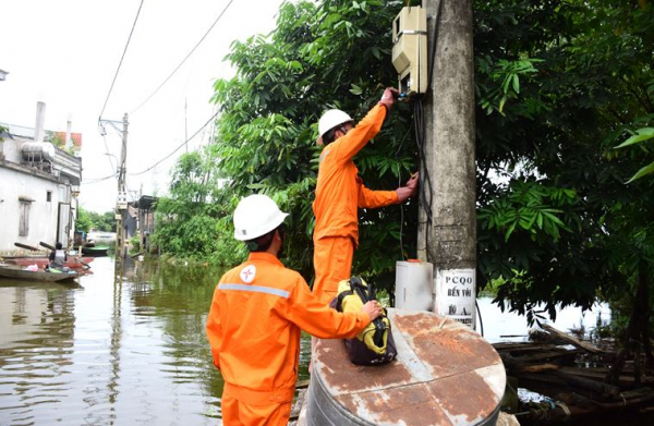 EVNHANOI tăng cường ứng trực, hỗ trợ người dân vùng ngập lụt Quốc Oai, Chương Mỹ -0