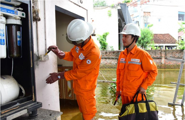 EVNHANOI tăng cường ứng trực, hỗ trợ người dân vùng ngập lụt Quốc Oai, Chương Mỹ -1