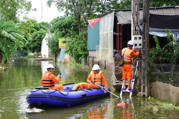 EVNHANOI tăng cường ứng trực, hỗ trợ người dân vùng ngập lụt Quốc Oai, Chương Mỹ -3