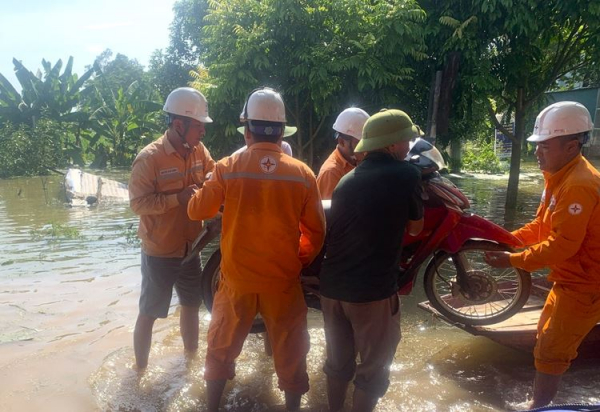 EVNHANOI tăng cường ứng trực, hỗ trợ người dân vùng ngập lụt Quốc Oai, Chương Mỹ -5