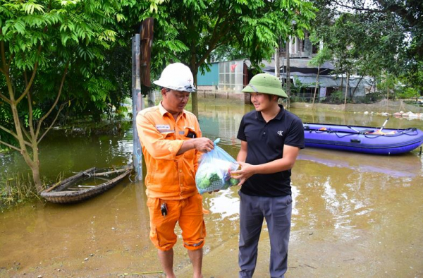 EVNHANOI tăng cường ứng trực, hỗ trợ người dân vùng ngập lụt Quốc Oai, Chương Mỹ -6