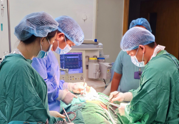 Hai cha con suýt mất mạng vì bị “rể” tương lai đâm -0