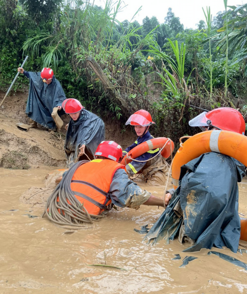 Những hình ảnh xúc động sau lũ quét ở Mường Pồn -1